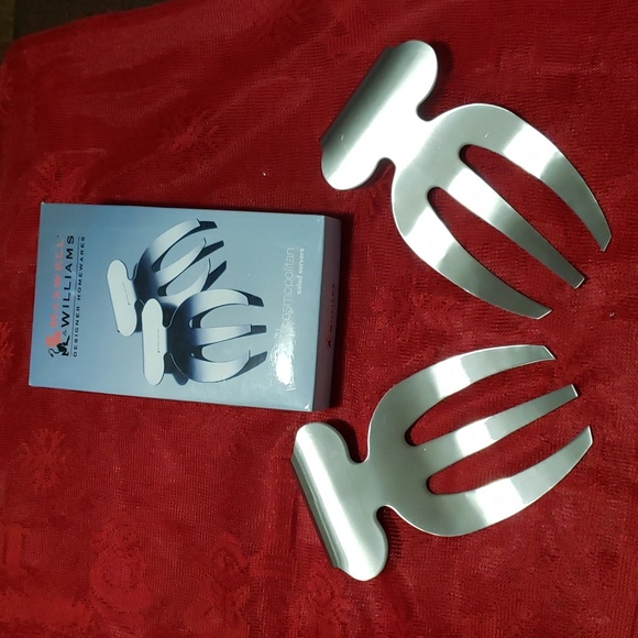 Maxwell Williams Designrr Homewars Cosmo Two-Piece Salad Hands Set. Servers - Picture 2 of 3
